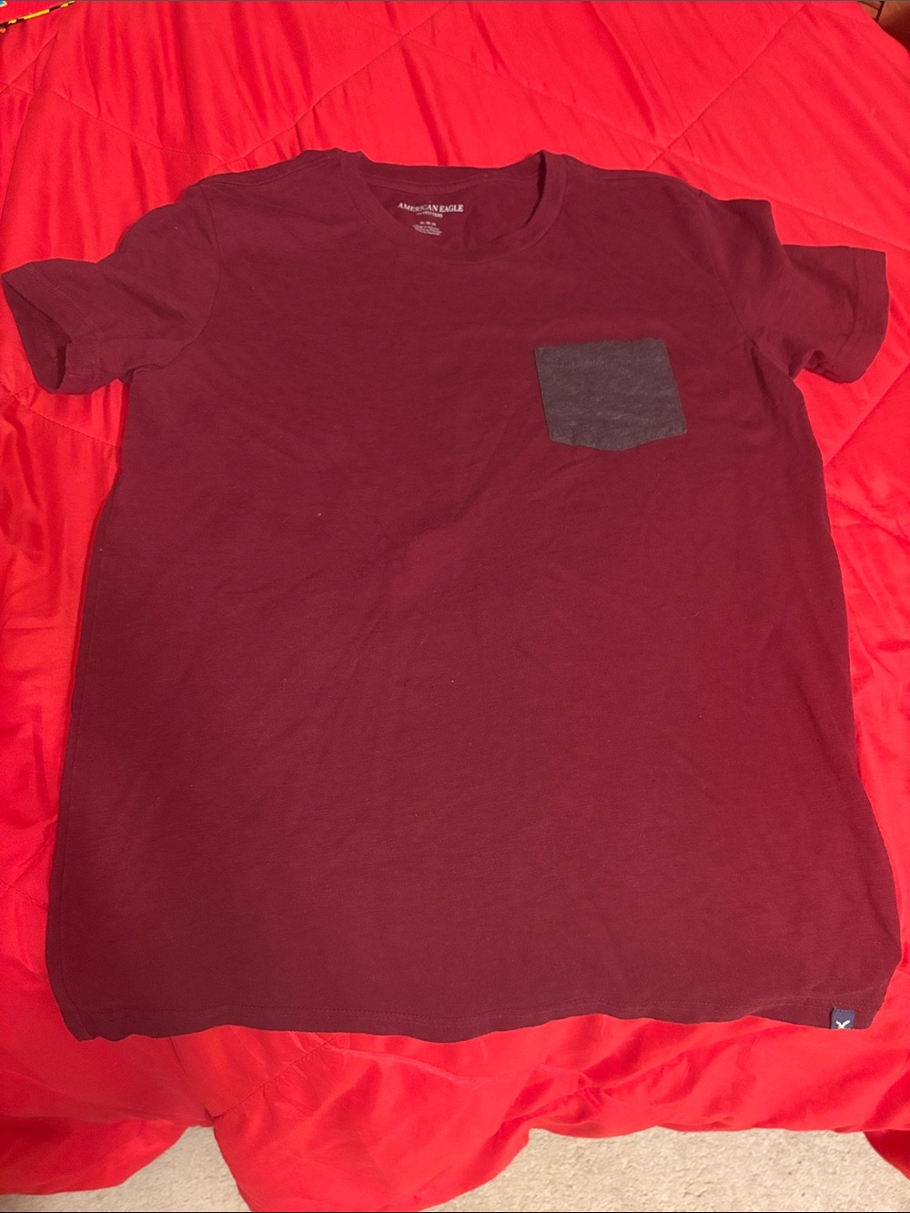 American Eagle Outfitters Men’s Maroon Crewneck T-Shirt with Charcoal Pocket